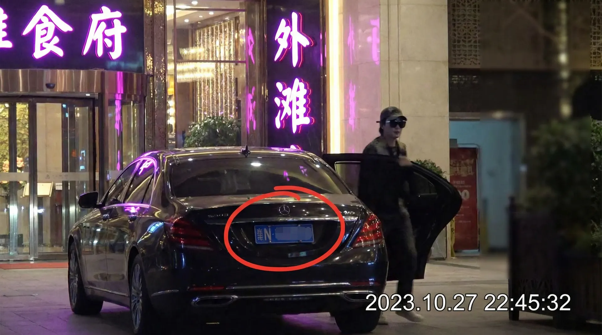 精神小妹 - 精选美图，高清内容持续更新 - 豪车餐厅外被拍